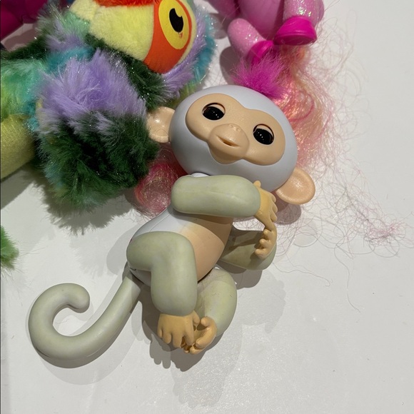 LOT of 3 Fingerlings Electronic Toys Movements Sounds Plus Furry Finger Cling - Picture 2 of 9
